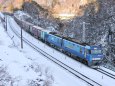 雪の中を行くEH200-2貨物列車