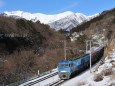 雪の谷川岳とEH200-2貨物列車