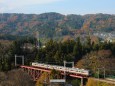 晩秋の浦山橋梁を行くあずき電車