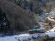 雪の残る峠道を行くモオカ14形