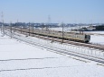 雪景色の中を走る211系