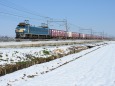 雪景色を行くEF66 21貨物列車
