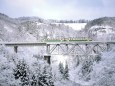 一面の雪景色を行くキハ40系