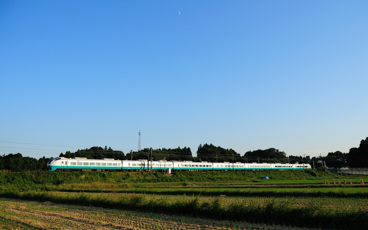 鉄道 電車 青空と月とフレッシュひたち 壁紙1280x800 壁紙館