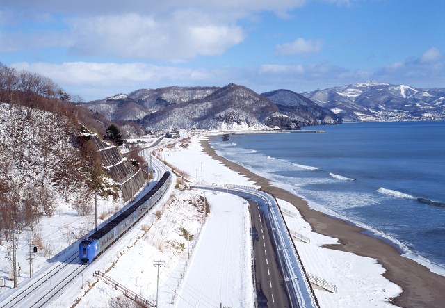 海沿いを行くスーパー北斗281系