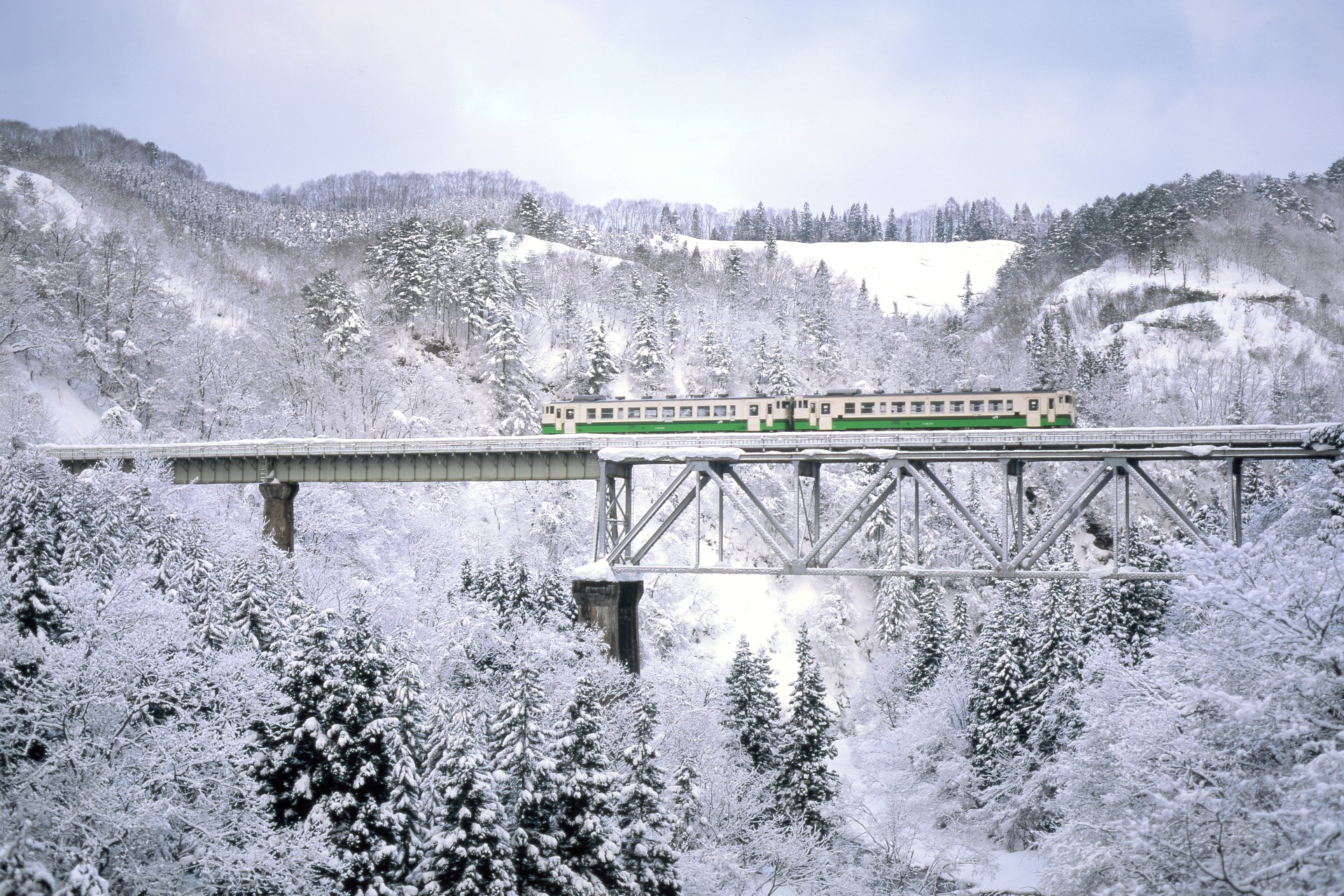 鉄道 気動車 一面の雪景色を行くキハ40系 壁紙19x1280 壁紙館