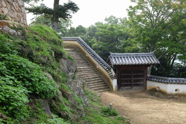 備中松山城の本丸東御門と石段