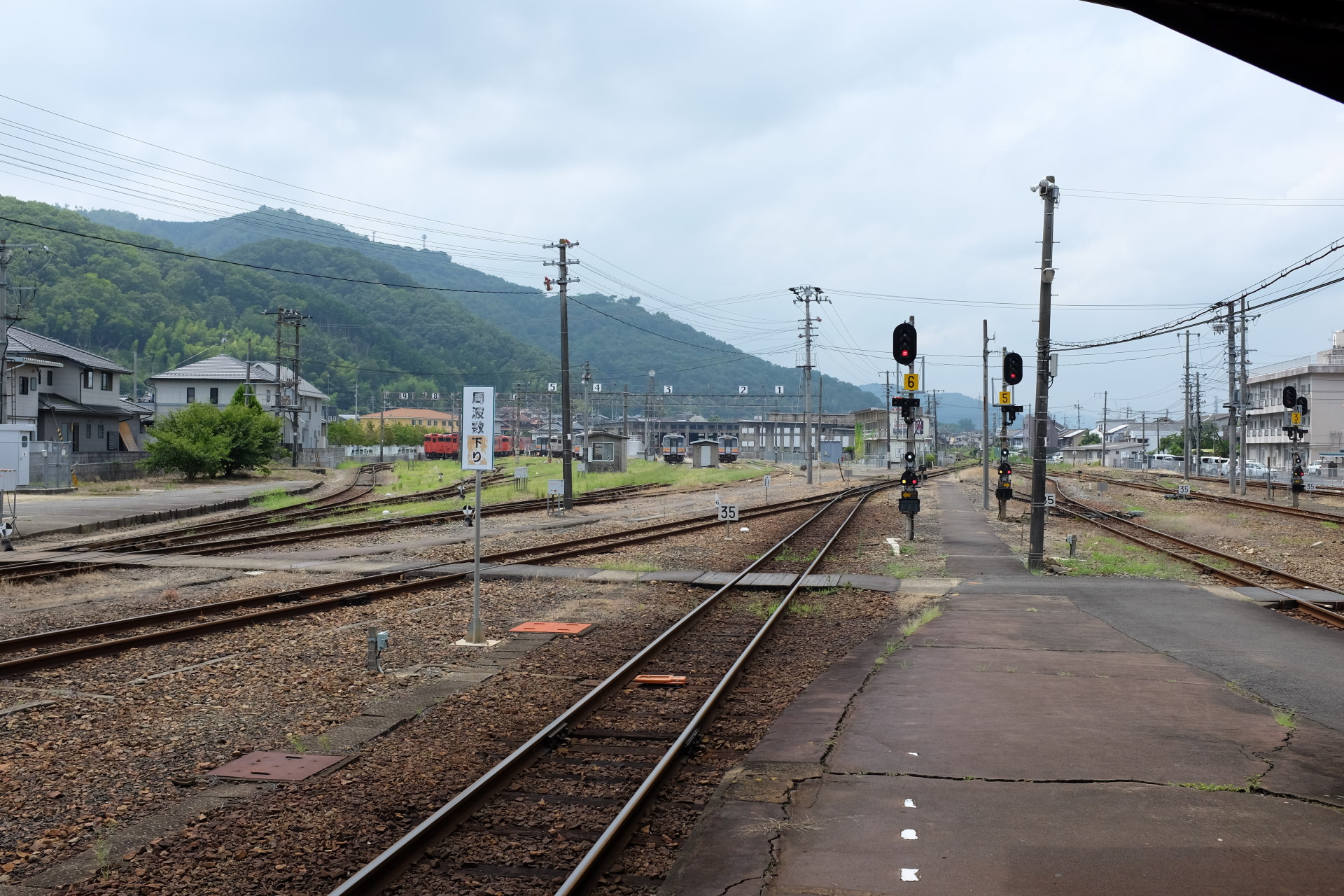 その他 津山駅と線路 壁紙19x1280 壁紙館