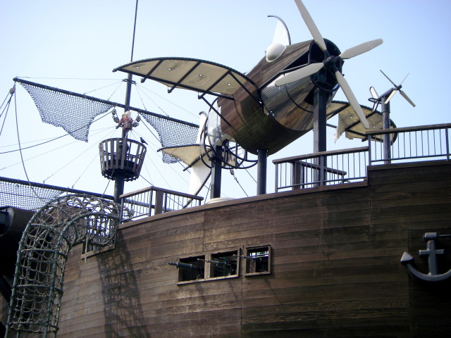 山の遊園地にある海賊船