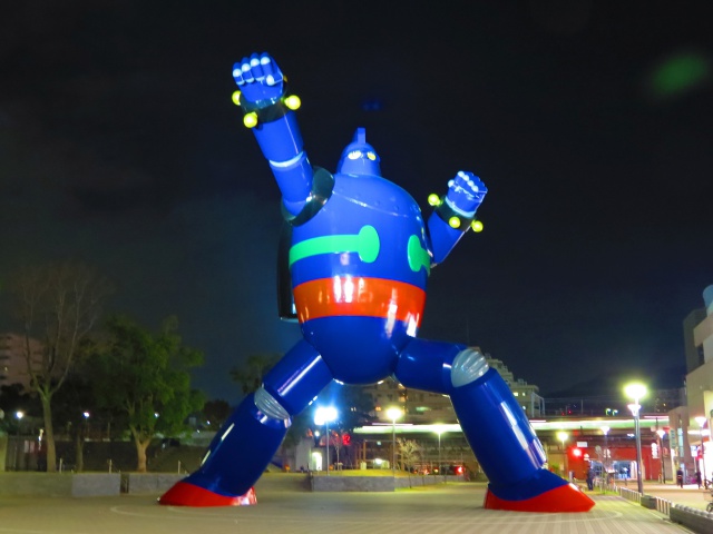 色新しくなった夜の鉄人28号