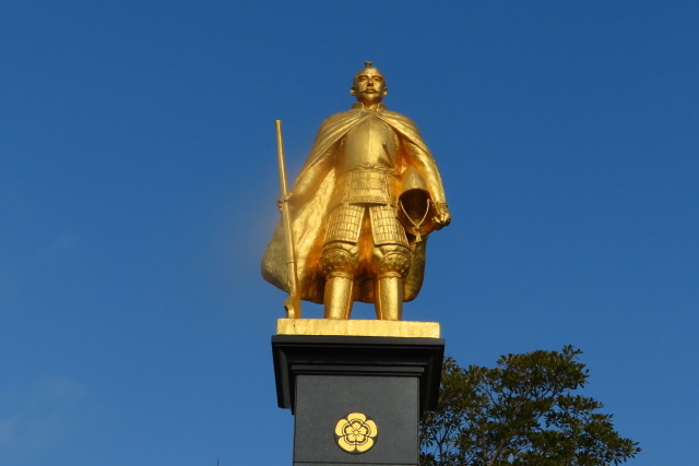 金色の織田信長像