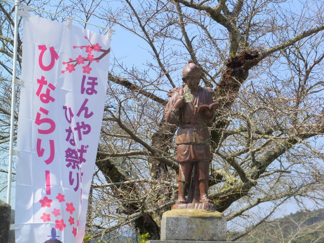 廃校跡・春の二宮金次郎君