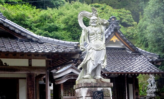 静かな山寺に迫力の仏像