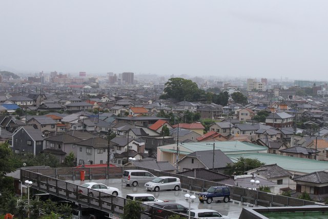 雨に煙る松山市内