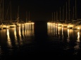 夜のヨットハーバー