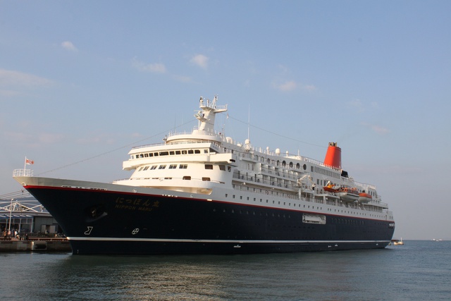 瀬戸内海に浮かぶ豪華客船