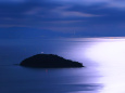 月明かりに浮かぶ小島の夜景