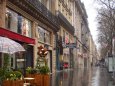 雨に濡れるパリの街角
