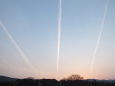 夕暮れの飛行機雲