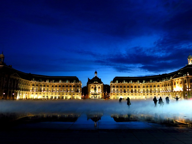 月の港ボルドー