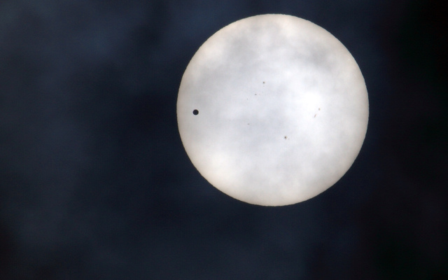 金星・太陽の前を通過