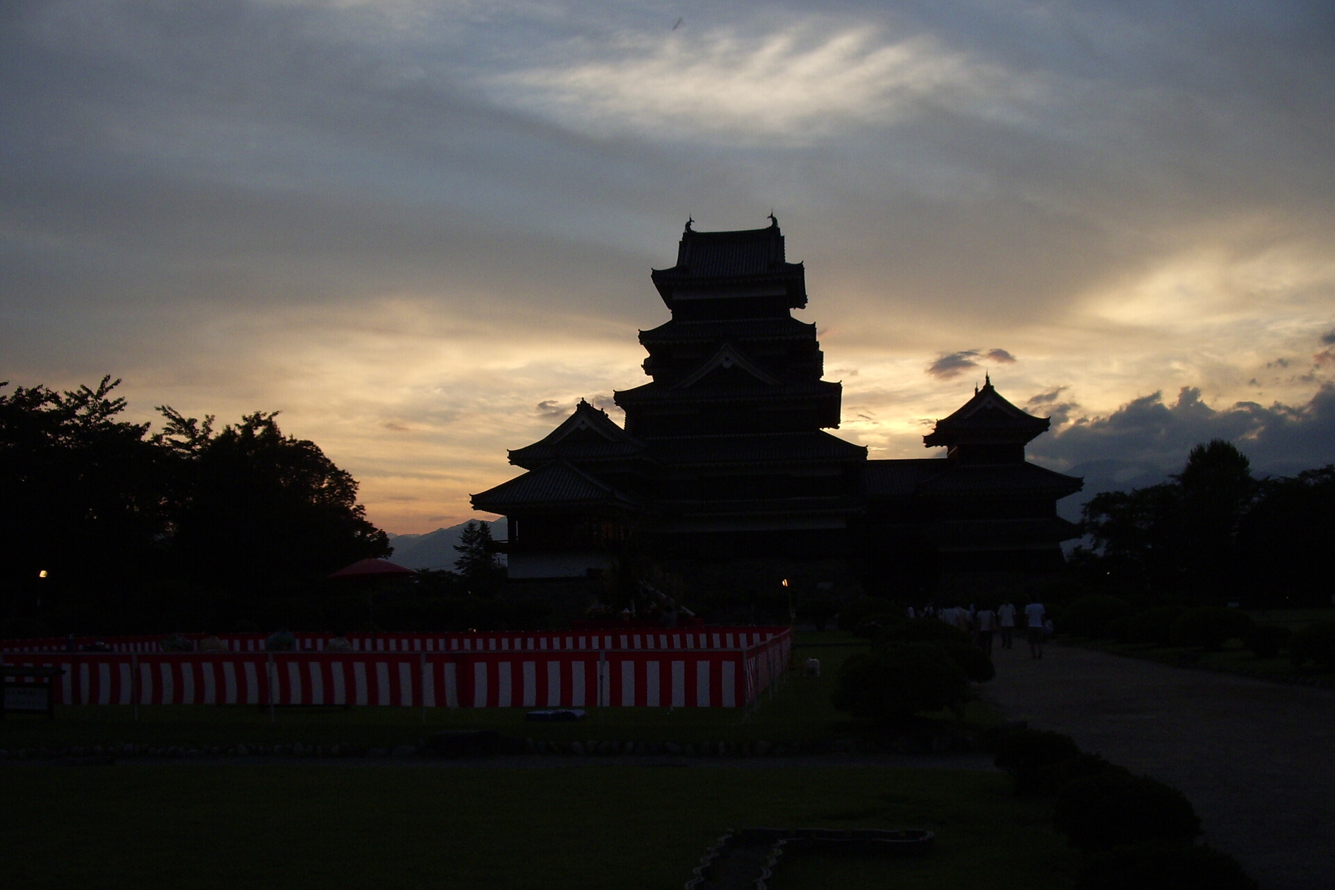 朝焼け 夕焼け 松本城シルエット 壁紙19x1280 壁紙館