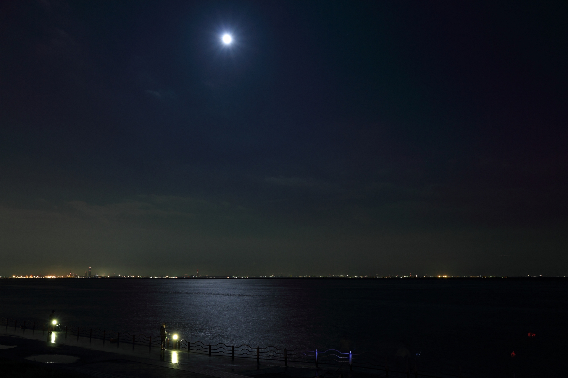 夜景 花火 イルミ 月浮かぶ海 壁紙19x1280 壁紙館