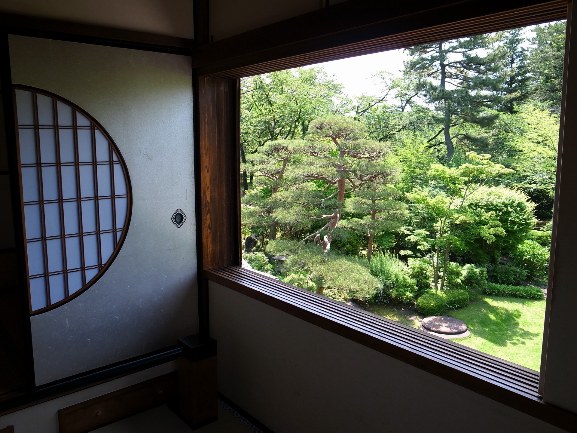 都市 街 室内 和室から見える緑の庭 壁紙19x1440 壁紙館