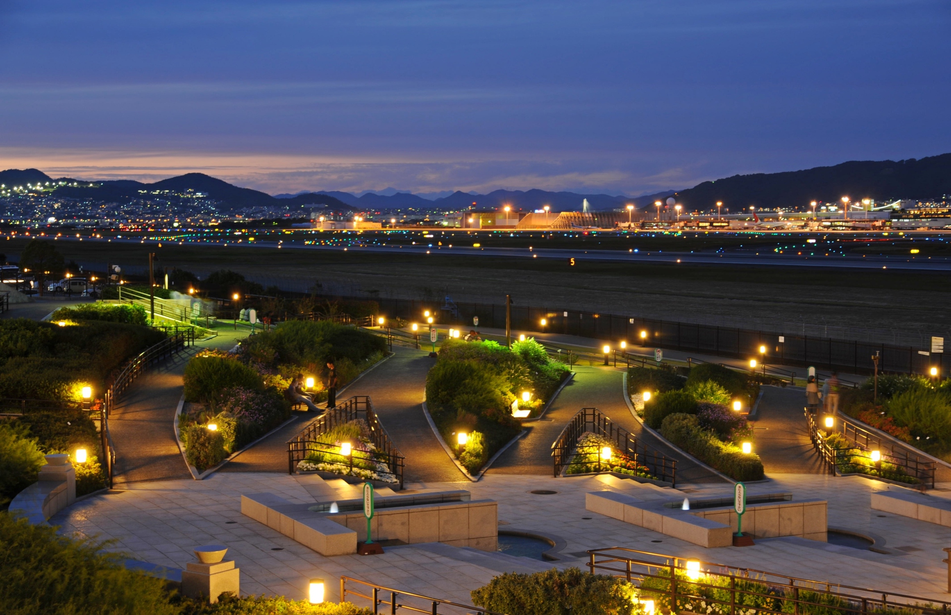 夜景 花火 イルミ 伊丹空港 壁紙19x1241 壁紙館