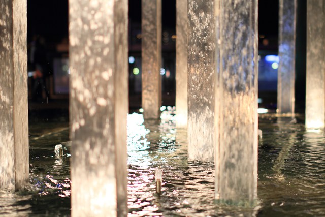 夜の噴水
