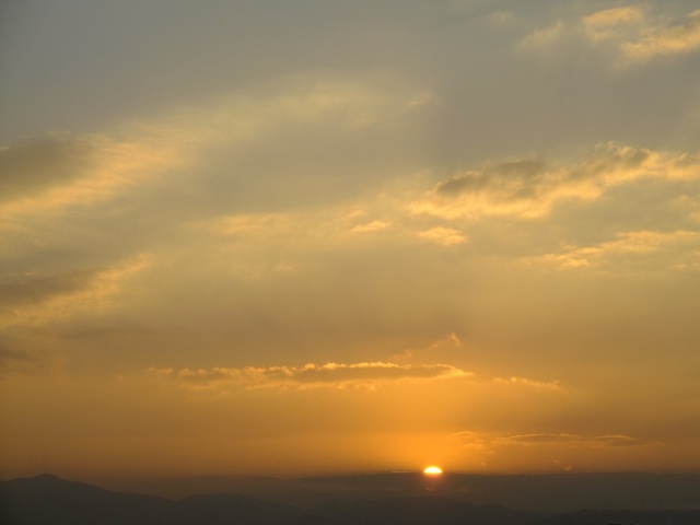 朝の空・雲の端からの日の出