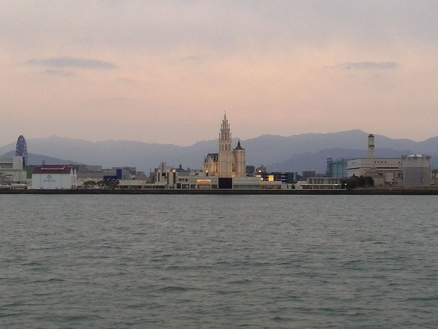 夕刻、能古島発船上から