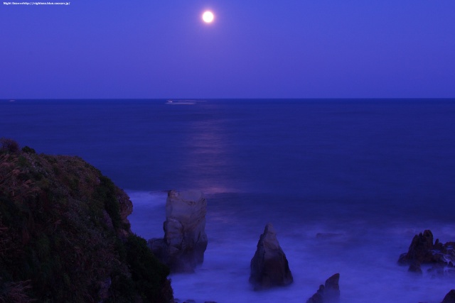 紺藍色に白の月