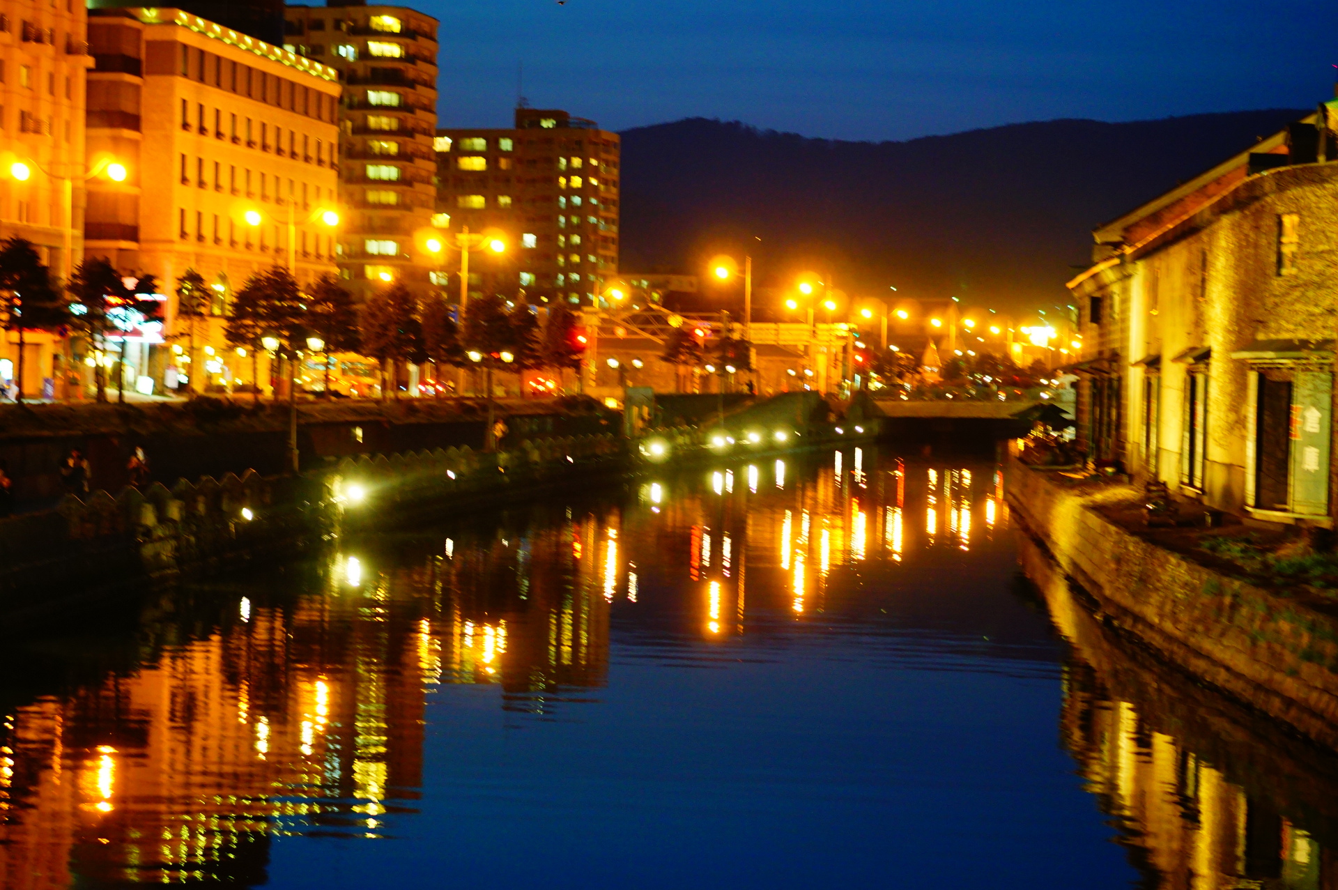夜景/花火/イルミ「小樽運河に写る夜景」壁紙1920x1277 - 壁紙館