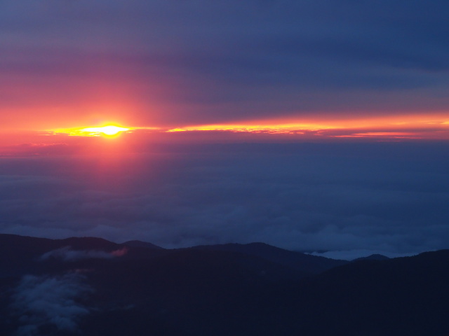 隠れる夕日