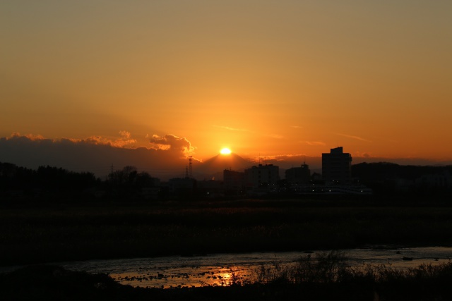 多摩川に映るダイヤモンド富士