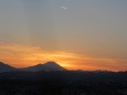 富士遠い夕景と飛行機雲