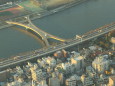 夕陽に照らされる桜橋