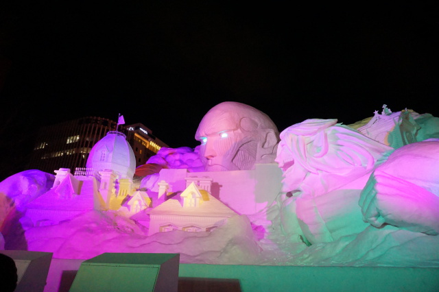 進撃の巨人ライトアップ