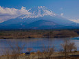 冬枯れの精進湖畔と富士山