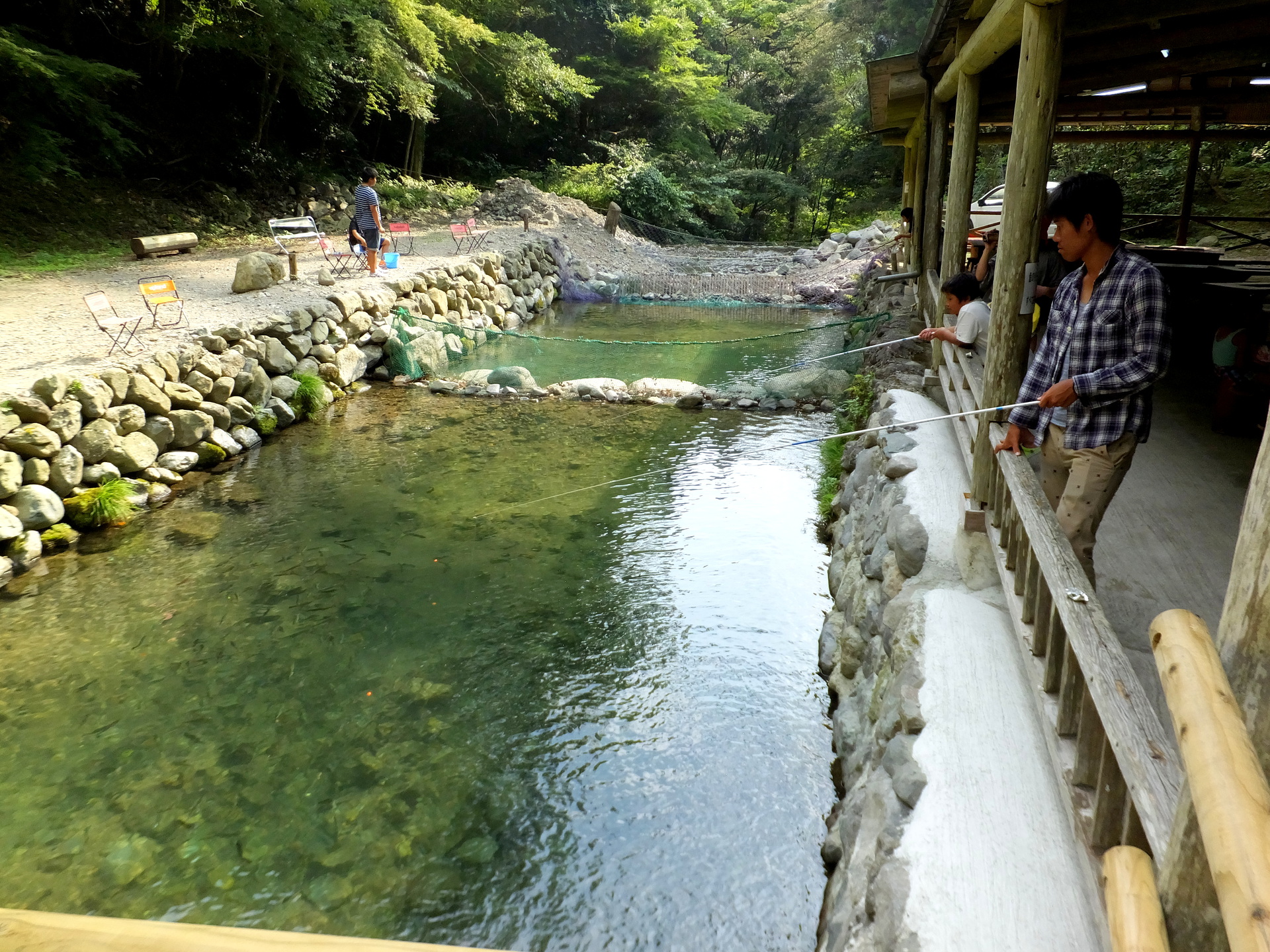 日本の風景 渓流のヤマメの釣り堀 壁紙19x1440 壁紙館