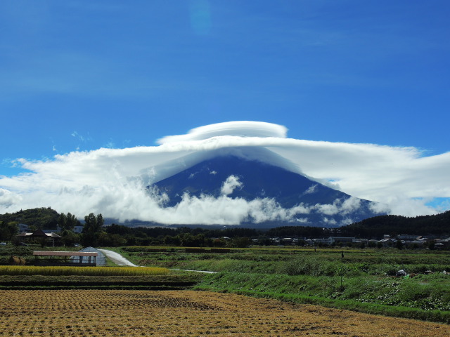 巨大笠雲と富士山