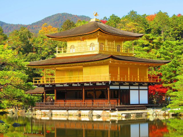 秋の日に輝く金閣寺