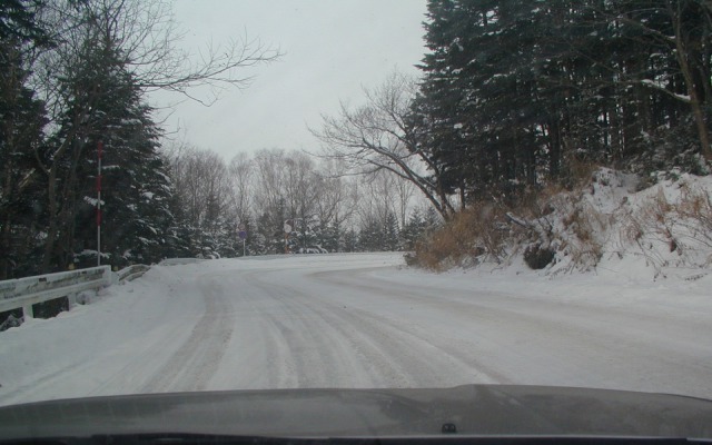 峠道の初雪