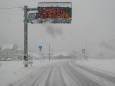 雪の中の電光掲示板