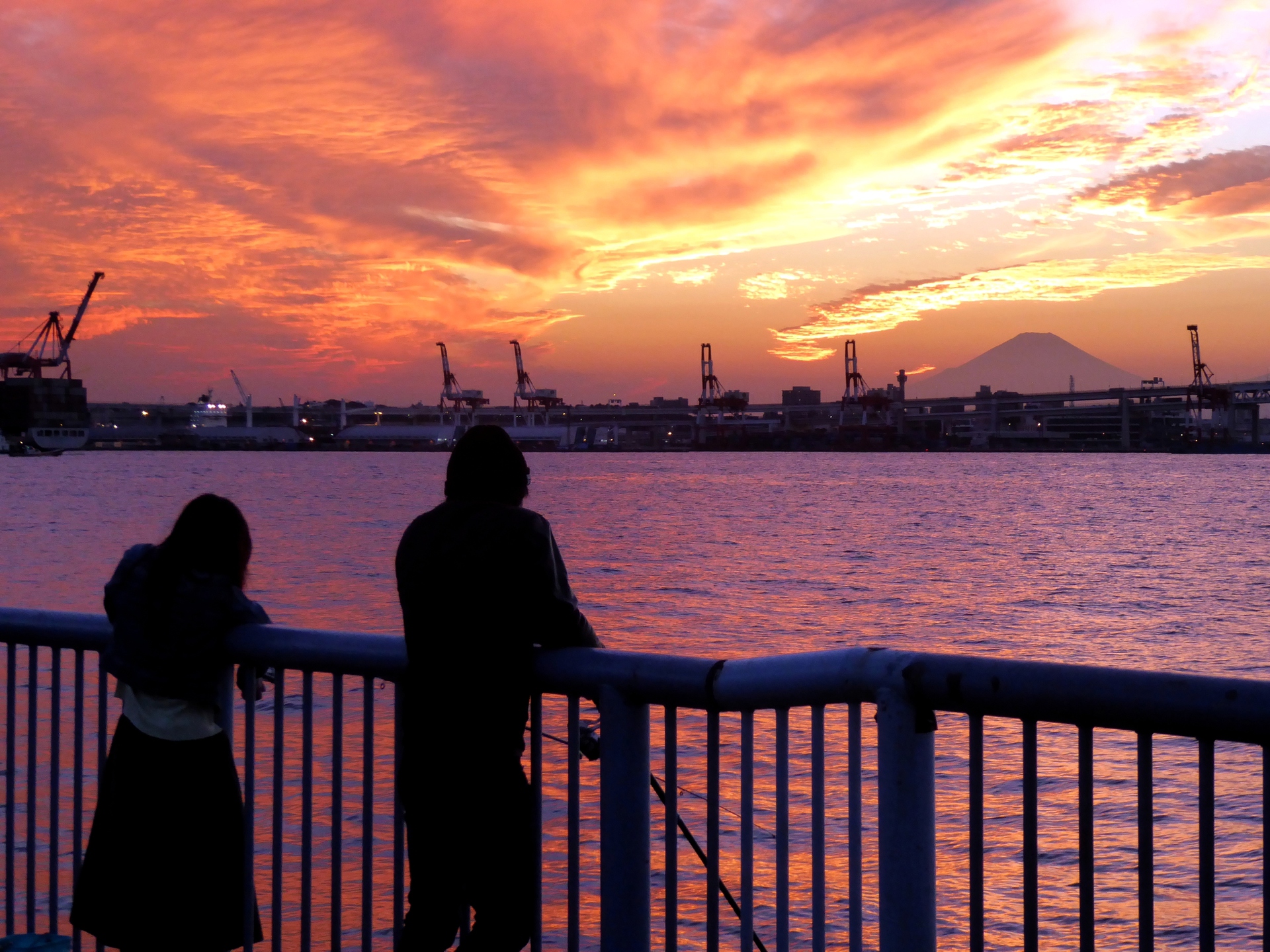 朝焼け 夕焼け 釣りをする2人 壁紙19x1440 壁紙館