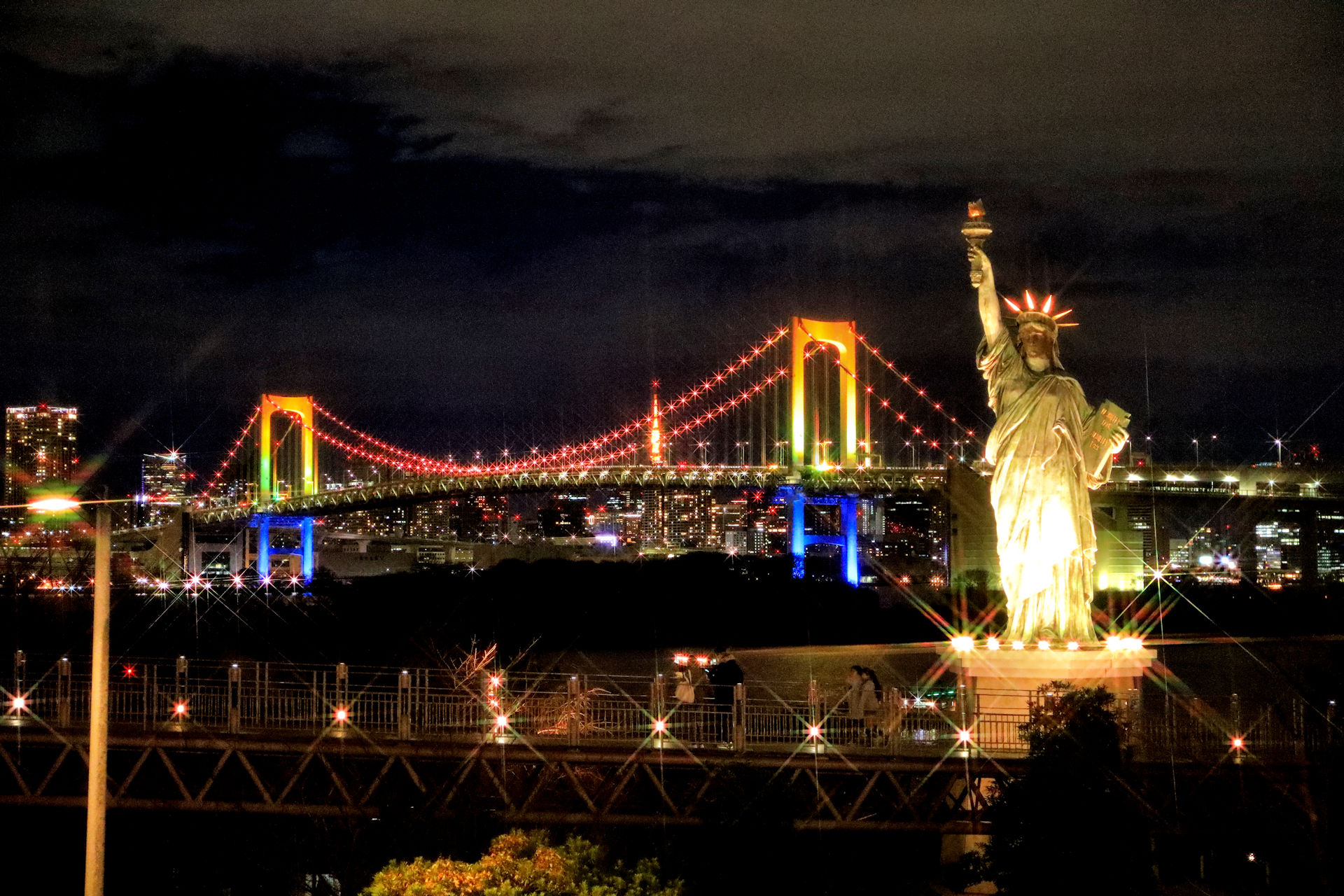 夜景 花火 イルミ 自由の女神とレインボーブリッジ 壁紙19x1280 壁紙館