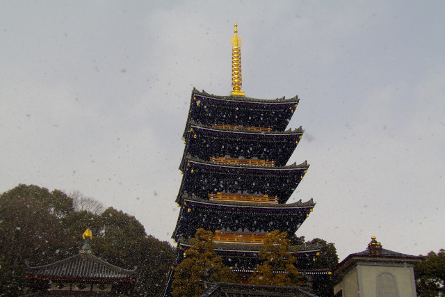 雪の中山寺・五重塔