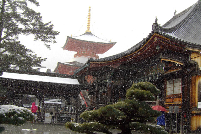 雪の中山寺・多宝塔