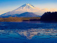 凍結の精進湖と富士山